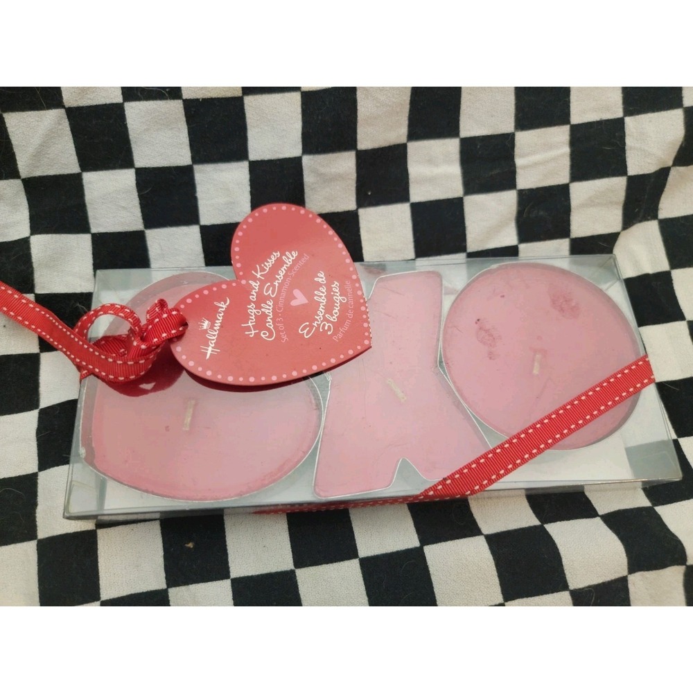 Hallmark Hugs & Kisses Candle Set Valentine Heart Cinnamon Scent Decor
